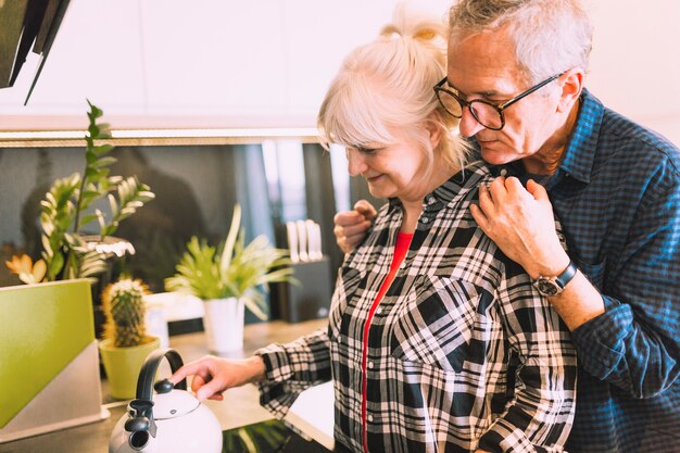 Ouder echtpaar in de keuken van bejaardentehuis