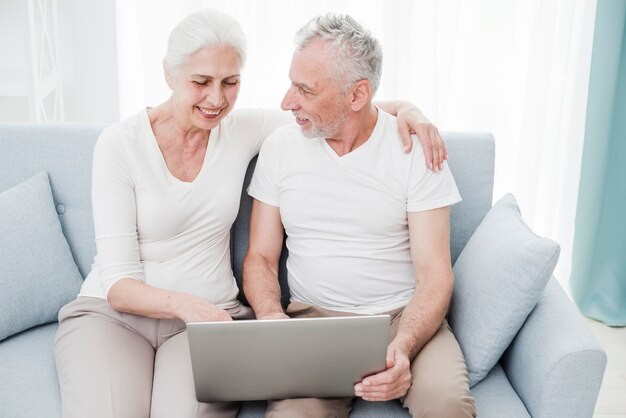 Ouder echtpaar met behulp van een laptop