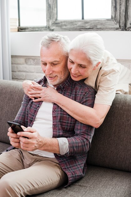 Ouder echtpaar met behulp van een smartphone