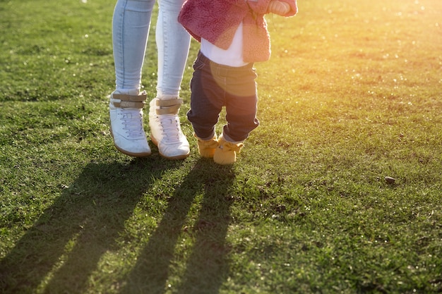 Ouder en baby lopen samen buiten