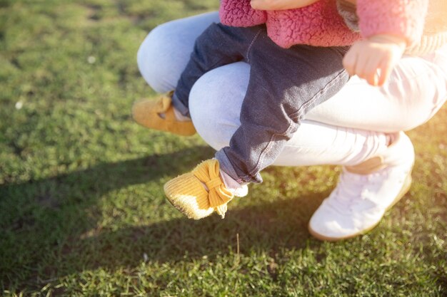 Ouder en baby lopen samen in de natuur