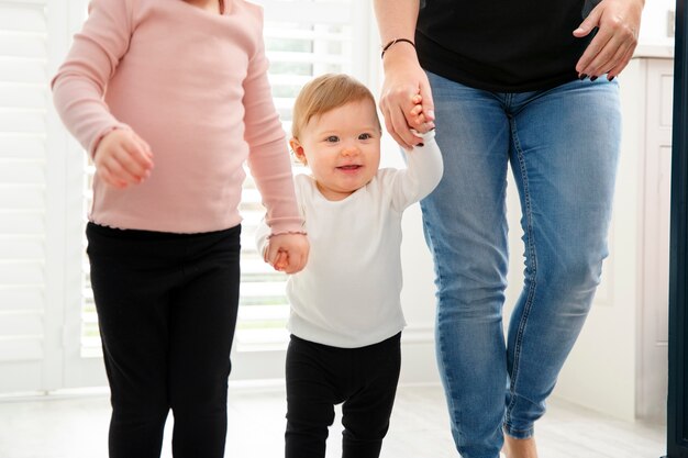 Ouder en kinderen lopen samen