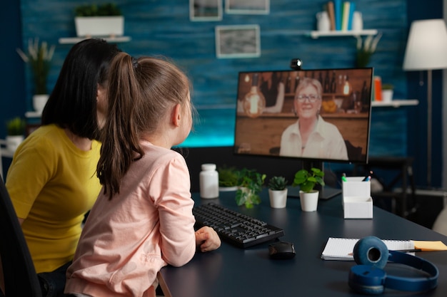 Ouder en klein kind ontmoeten oma tijdens videogesprek