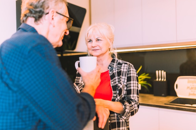 Gratis foto ouder paar in bejaardentehuis drinken koffie