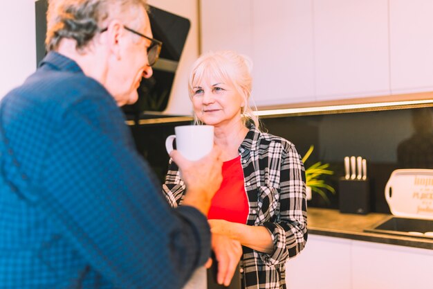 Ouder paar in bejaardentehuis drinken koffie