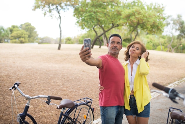 Ouder paar nemen selfie op fietsen buitenshuis