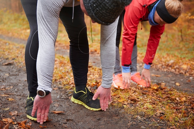 Gratis foto ouder paar trainen in het bos