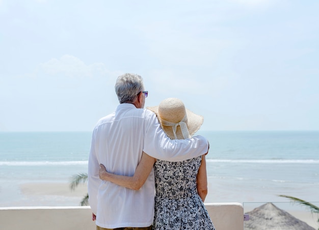 Ouder paar vakantie in een resort