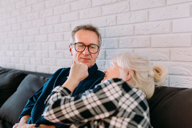 Gratis foto ouder paar zitten in bejaardentehuis