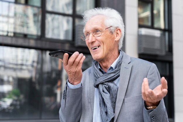 Oudere casual man in de stad praten op smartphone talking
