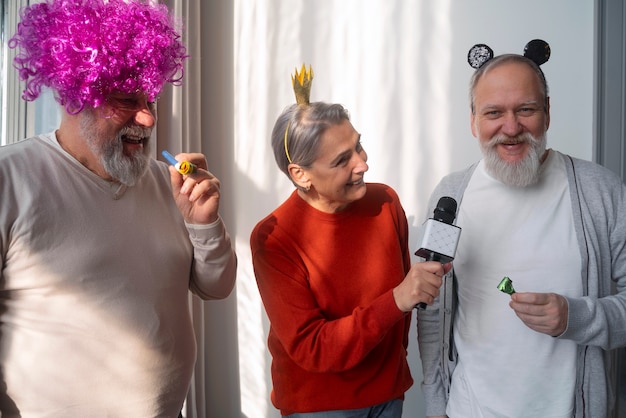 Gratis foto oudere groep vrienden feesten