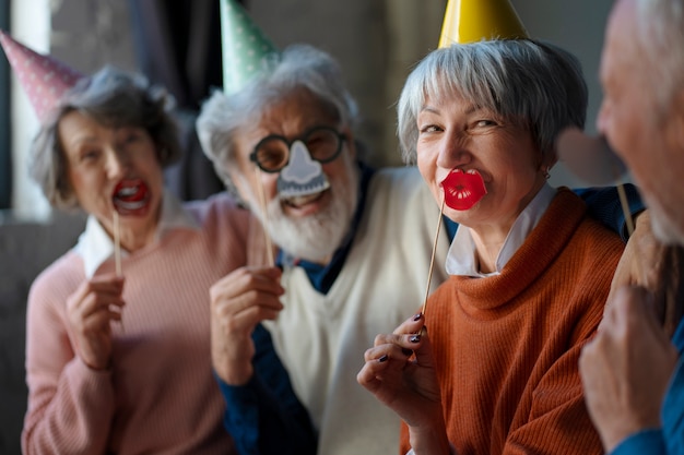 Gratis foto oudere groep vrienden feesten