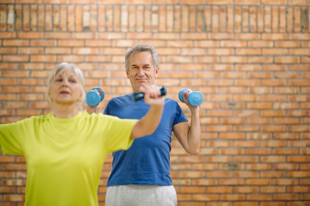 Oudere mensen trainen in de sportschool