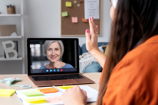 Gratis foto oudere personen die de videogesprekfunctie op hun apparaat gebruiken