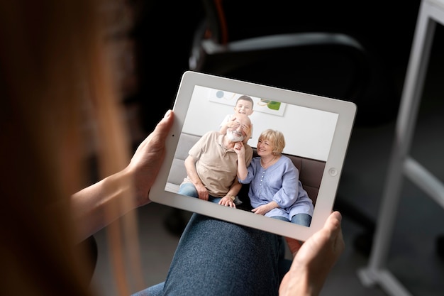 Gratis foto oudere personen die de videogesprekfunctie op hun apparaat gebruiken