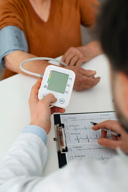Oudere persoon die zijn bloeddruk controleert met een tensiometer