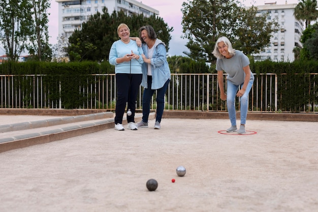 Gratis foto oudere vrienden die petanque spelen