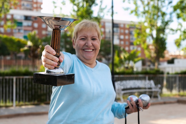 Oudere vrienden die petanque spelen