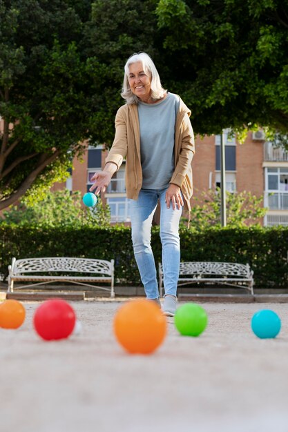 Oudere vrienden die petanque spelen