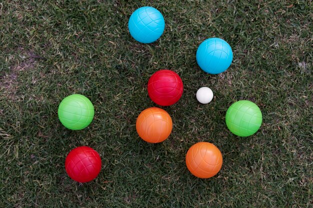 Oudere vrienden die petanque spelen