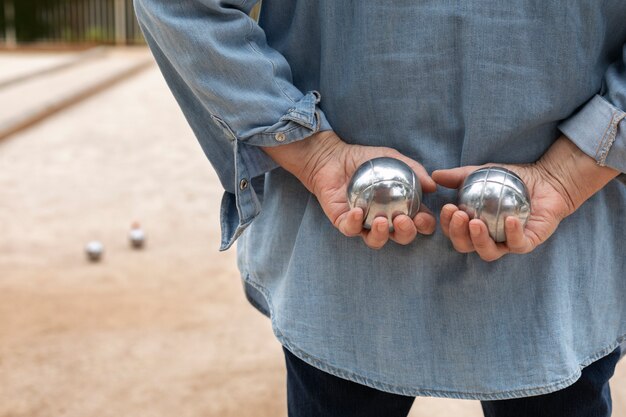 Oudere vrienden die petanque spelen