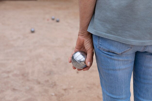 Oudere vrienden die petanque spelen