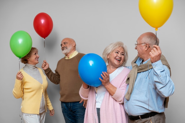 Gratis foto oudere vrienden die samen feesten, medium shot