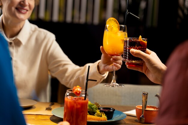 Oudere vrienden drinken in een restaurant