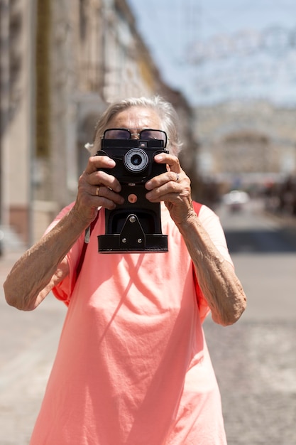 Gratis foto oudere vrouw die alleen reist in de zomer