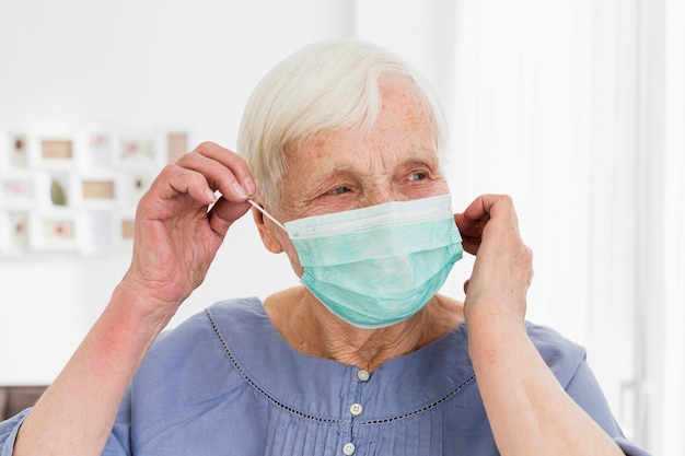 Oudere vrouw die medisch masker draagt