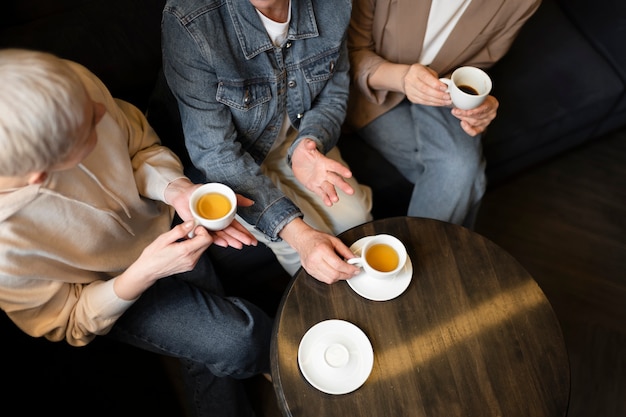 Oudere vrouwen die koffie drinken tijdens een bijeenkomst