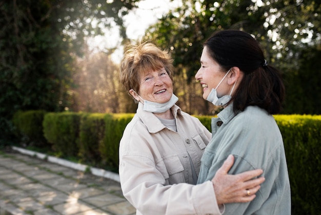 Gratis foto oudere vrouwen lopen samen