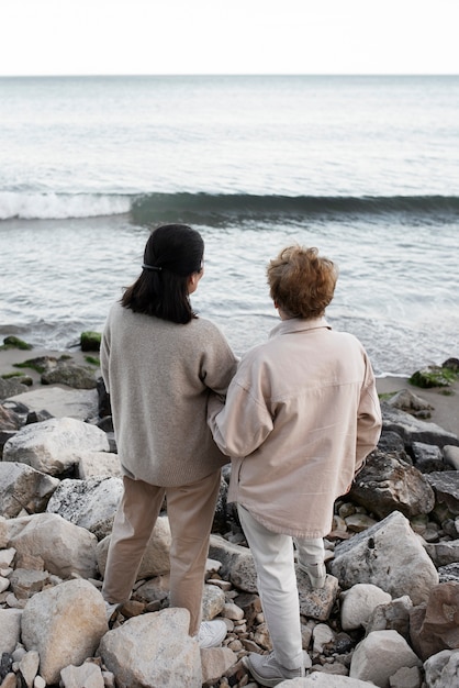Oudere vrouwen lopen samen