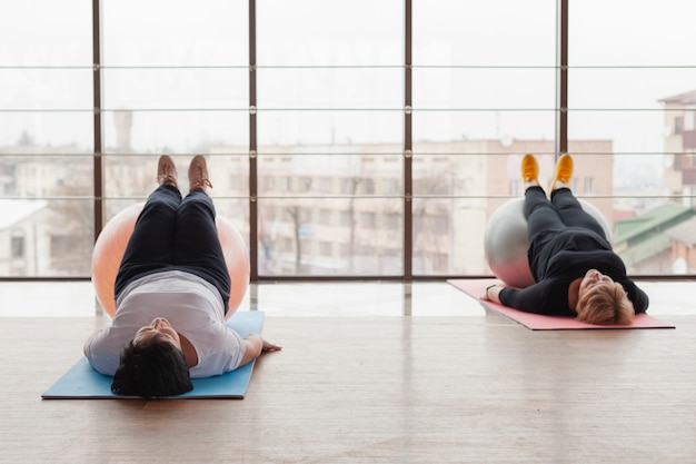 Gratis foto oudere vrouwen op mat training