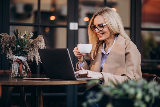 Oudere zakenvrouw online winkelen met behulp van computer