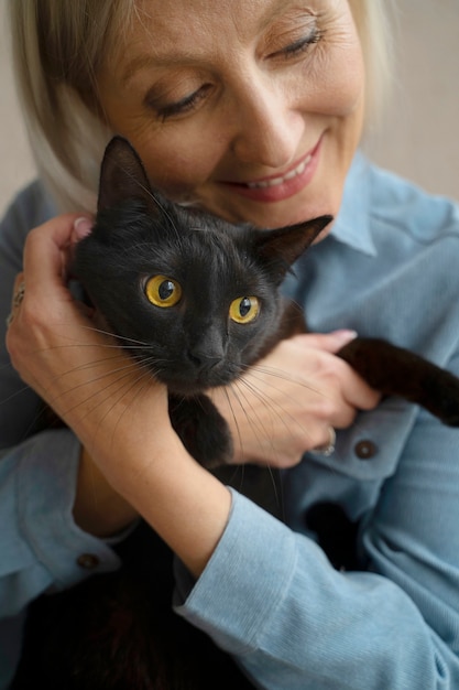 Gratis foto ouderen brengen tijd door met hun huisdieren