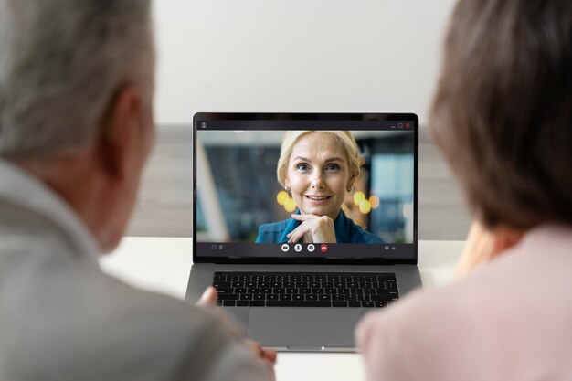 Ouderen die een videogesprek voeren