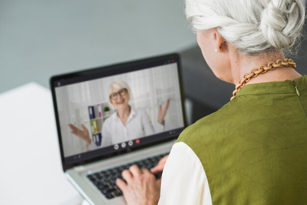 Ouderen die een videogesprek voeren