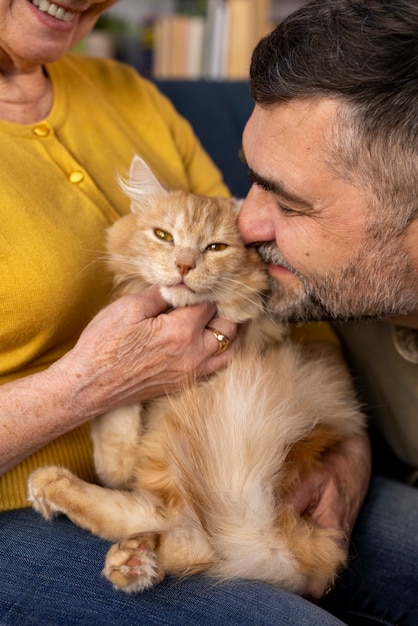 Gratis foto ouderen met kattenhuisdier