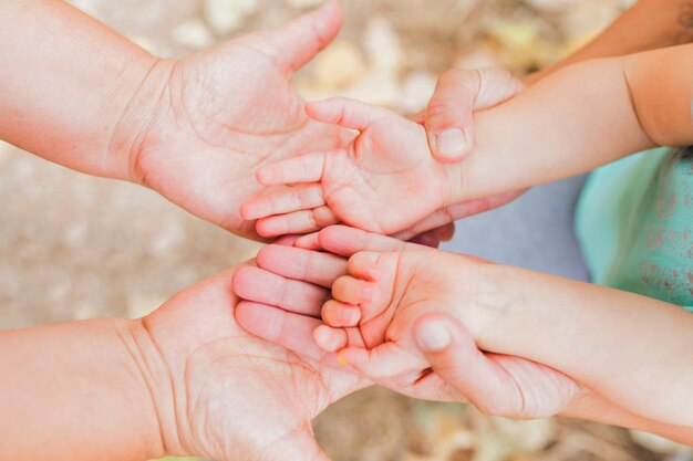 Ouders die handen van kind houden
