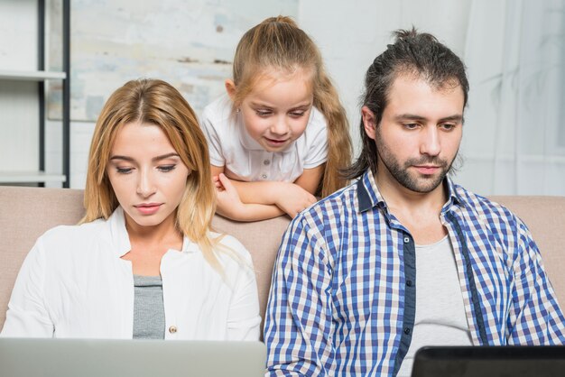 Ouders die met laptops werken