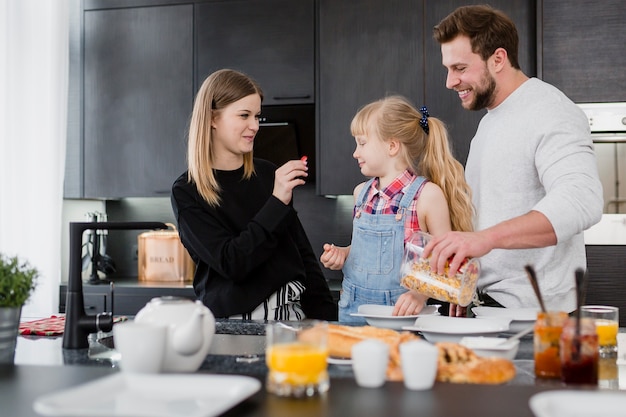 Ouders die ontbijt voor dochter koken