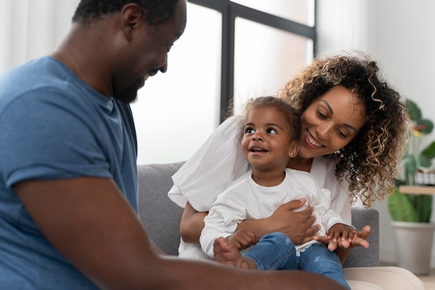 Ouders die thuis tijd doorbrengen met hun dochtertje