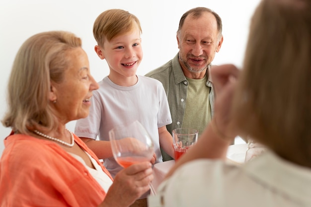 Ouders die tijd doorbrengen met hun dochter en kleinzoon