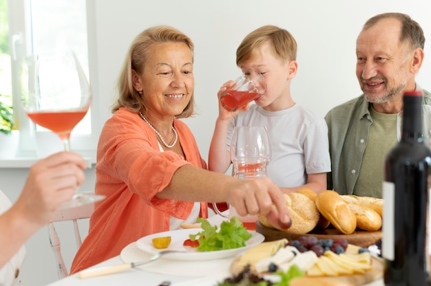 Ouders die tijd doorbrengen met hun dochter en kleinzoon