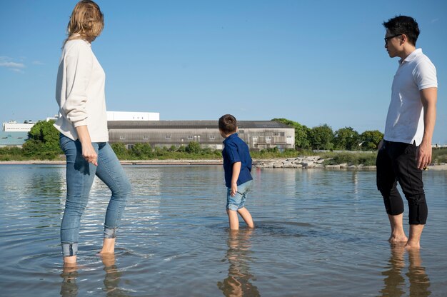 Ouders die tijd doorbrengen met hun kind