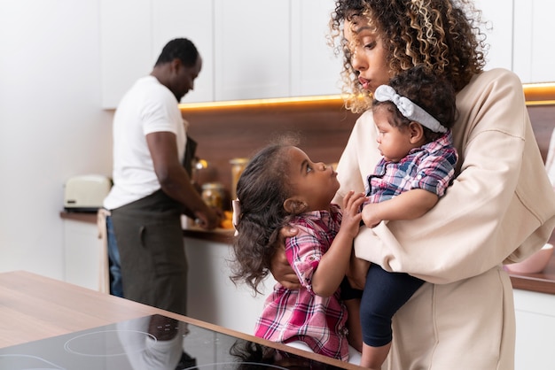 Ouders die tijd doorbrengen met hun kleine dochters