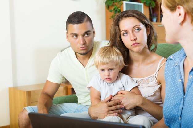 ouders en baby zitten voor sociaal werker