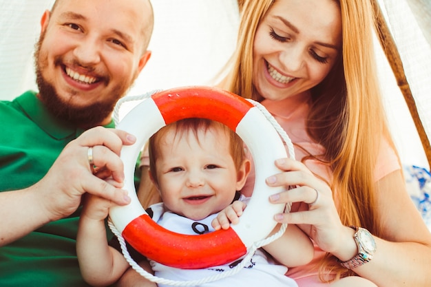 Ouders houden een kleine zoon op hun armen