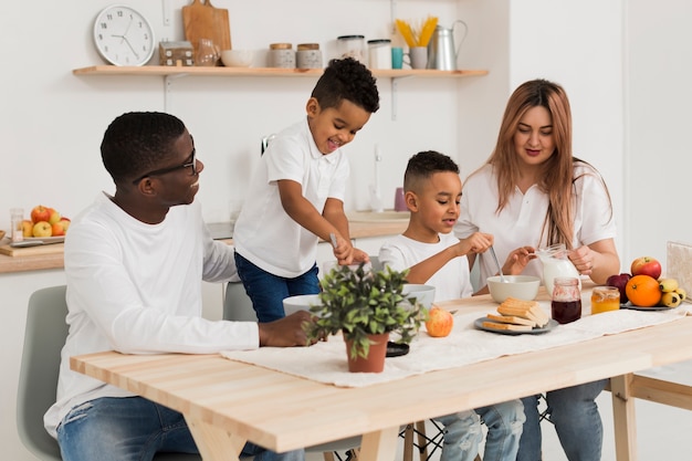 Ouders koken samen met hun zonen